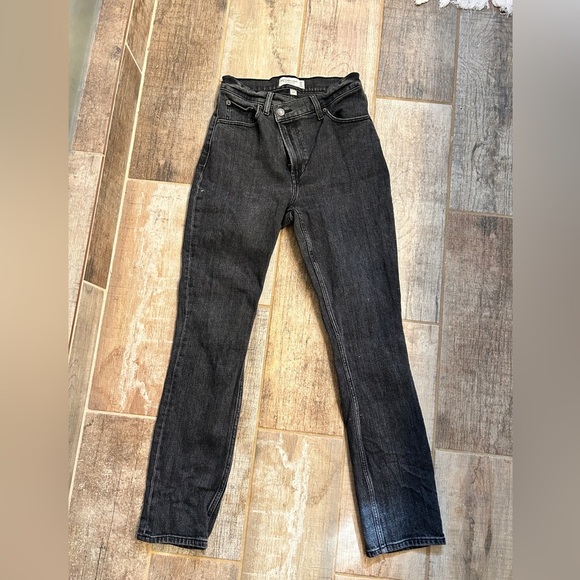 Abercrombie The 90s Slim Straight Curve Love Black Jeans Crossover Sz 2 Short - Picture 6 of 8